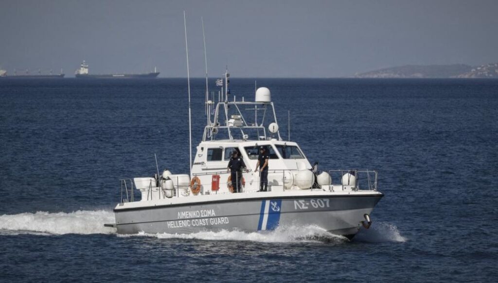 Χανιά: Ακυβέρνητο σκάφος με δύο άτομα πλέει στο Ακρωτήρι